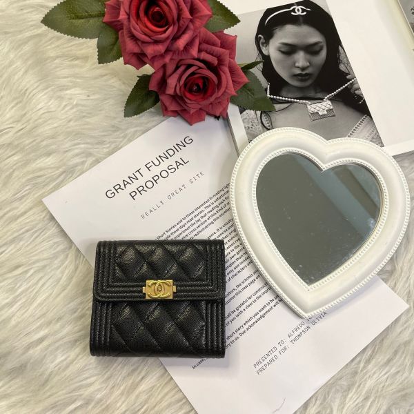 【99 成新】【12 期 0 利率】Chanel  Boy牛皮金扣 三折短夾 