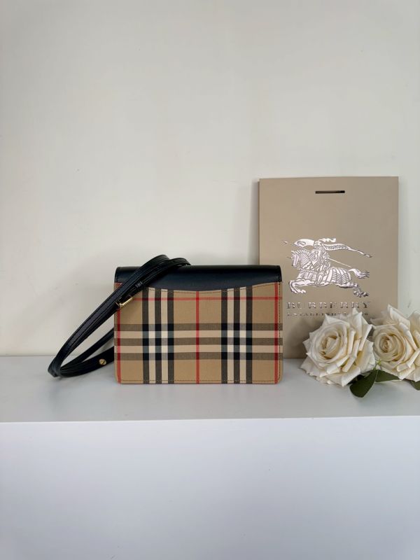 【分期0利率】BURBERRY Hampshire翻蓋斜背包【99成新】 