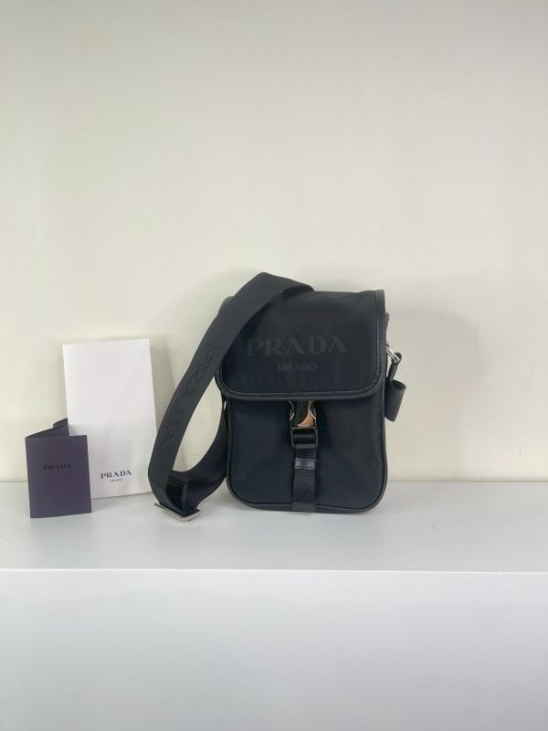 【分期0利率】PRADA 經典LOGO輕量尼龍翻蓋斜背包【全新品】 