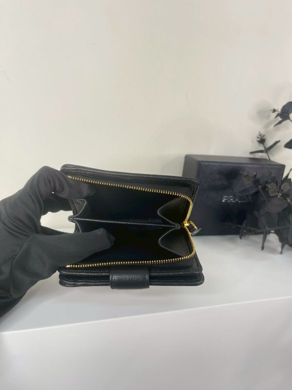 【分期0利率】PRADA 浮雕LOGO 對開短夾【99成新】 