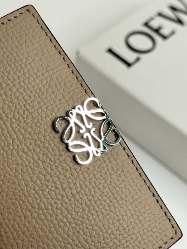 【分期0利率】LOEWE Anagram 卵石紋小牛皮三折錢包【全新品】 
