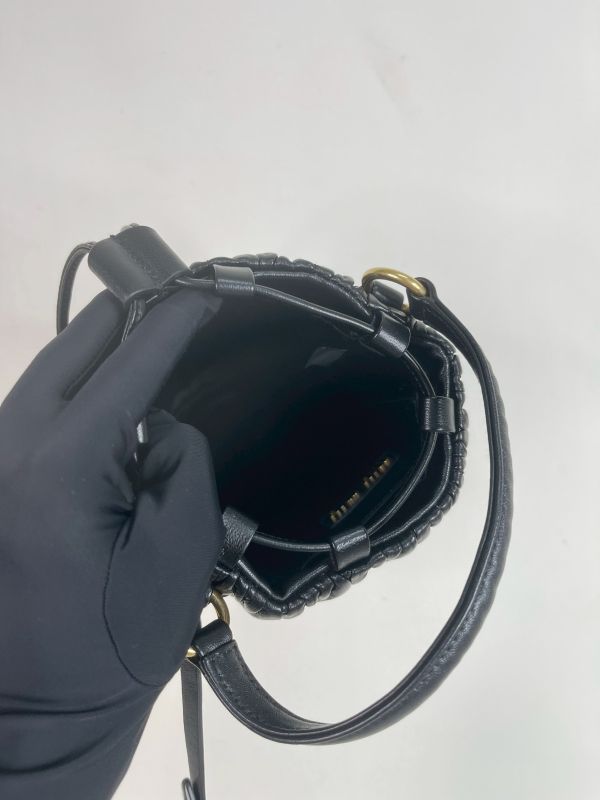 【未使用閒置品】MIUMIU Matelasse 納帕皺摺迷你抽繩水桶包 