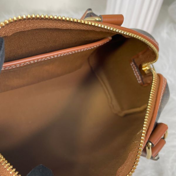 【12 期 0 利率】CELINE 新款凱旋門老花SPEEDY小號，背帶在側邊喔【99成】】 