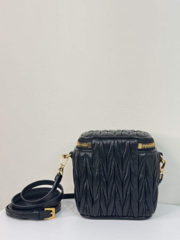 【分期0利率】MIUMIU Matelassé 納帕皮革小巧手袋【未使用閒置品】 