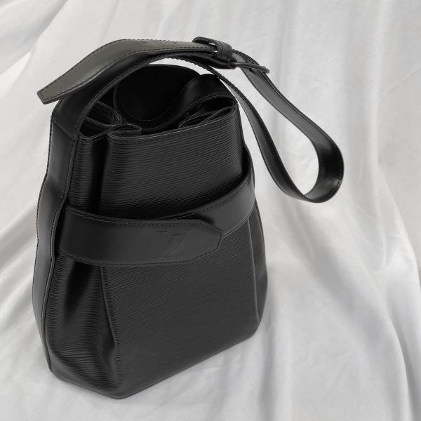 【8成新】【12期0利率】LV EPI 水波紋八角水桶包 