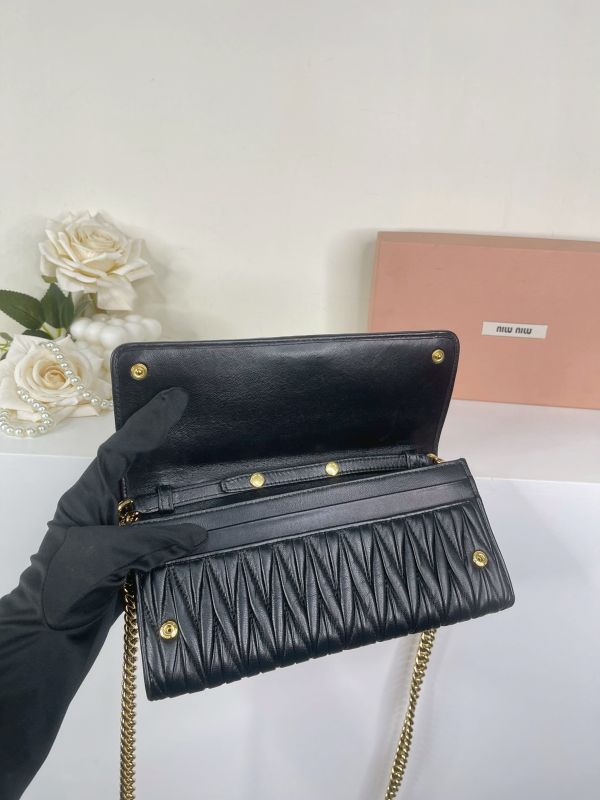 【分期0利率】MIUMIU MATELASSE 鍊條WOC【85成新】 