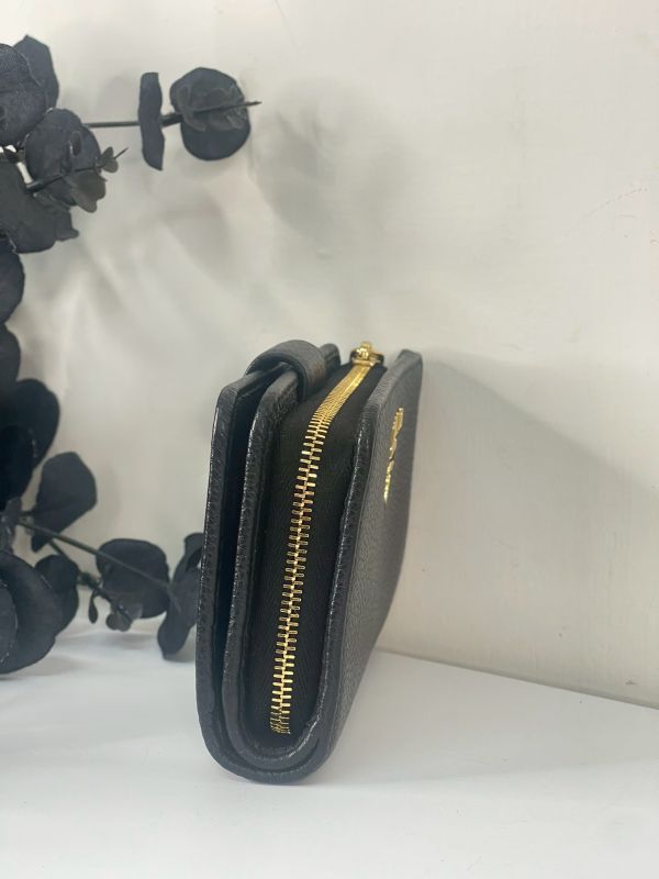 【分期0利率】PRADA 浮雕LOGO 對開短夾【99成新】 