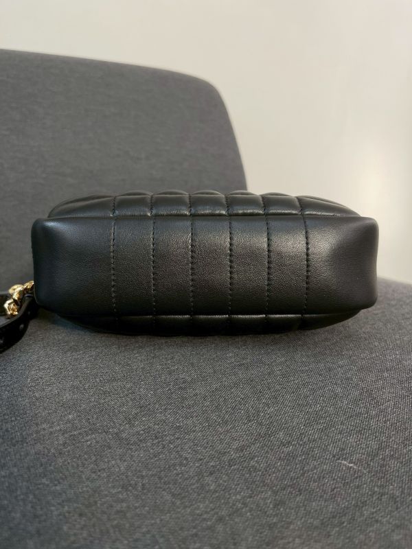 【分期0利率】BURBERRY Lola 羊皮縫線迷你斜背相機包【95成新】 