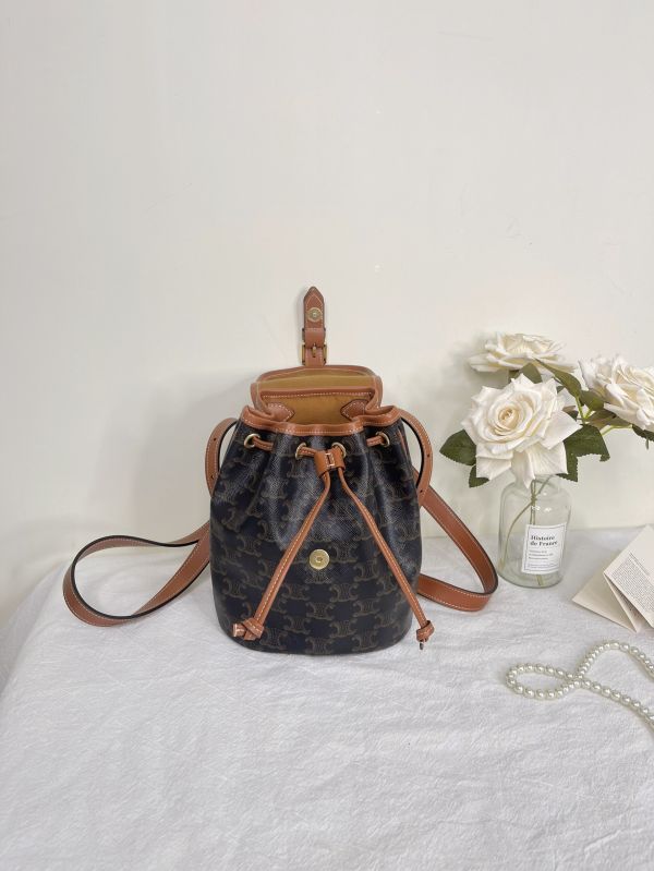 【分期0利率】CELINE Triomphe帆布及小牛皮迷你型FOLCO背包【未使用閒置品】 