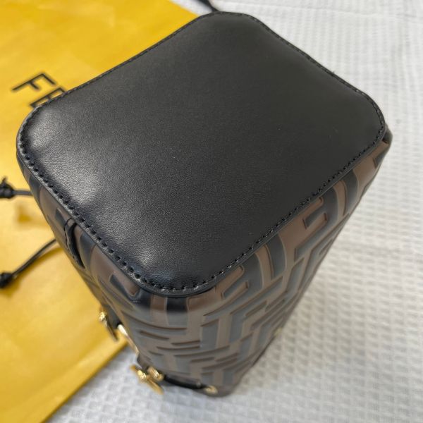 【9.9成新】【12期0利率】 FENDI Mon Tresor迷你水桶包 咖老花 