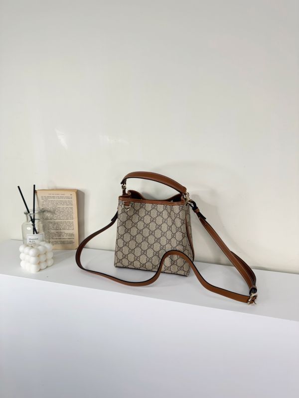 【分期0利率】GUCCI GG Emblem系列小號水桶包 【99成新】 