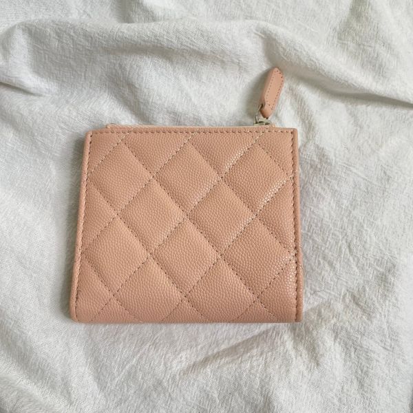 【99成新】【12 期 0 利率】Chanel 雕刻山茶花粉色對折短夾 牛皮 