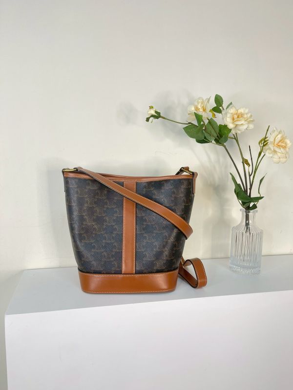 【分期0利率】CELINE TRIOMPHE老花小號水桶包【9成新】 