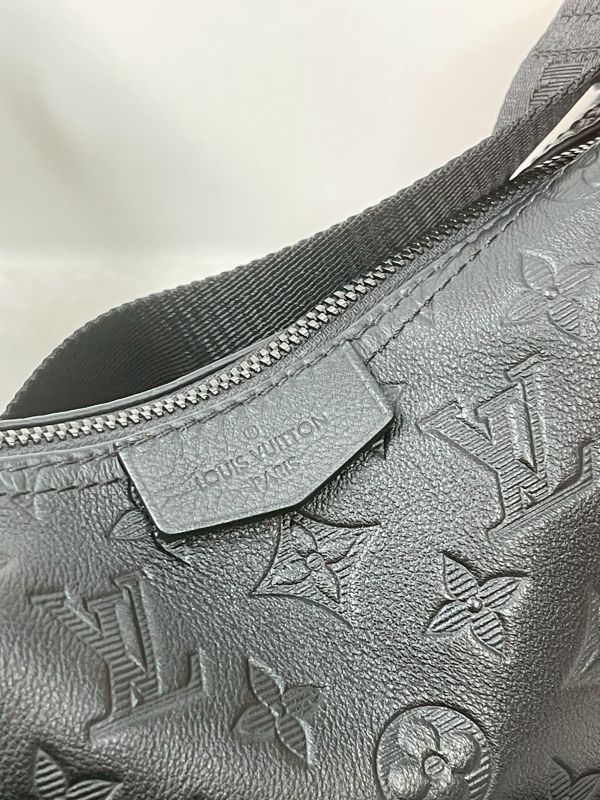 【分期0利率】LV  HAMAC BAG 黑壓紋胸包【95成新】 