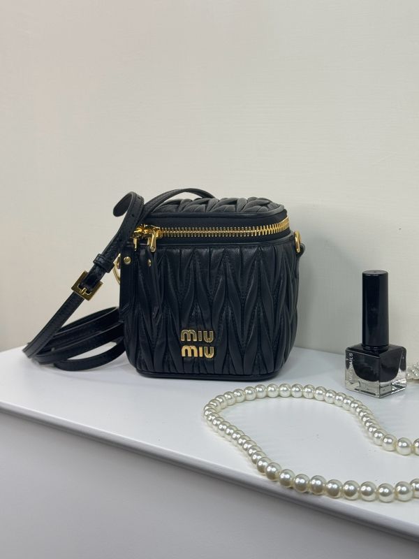 【分期0利率】MIUMIU Matelassé 納帕皮革小巧手袋【未使用閒置品】 