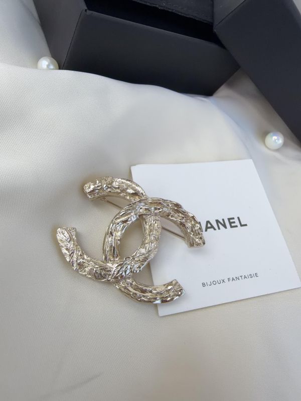 【全新品】CHANEL 25SS 麥穗樹葉浮雕雙C胸針 