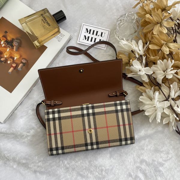 【12期0利率】【全新品】BURBERRY 全皮翻蓋內裡格紋WOC【現金價18500 】 