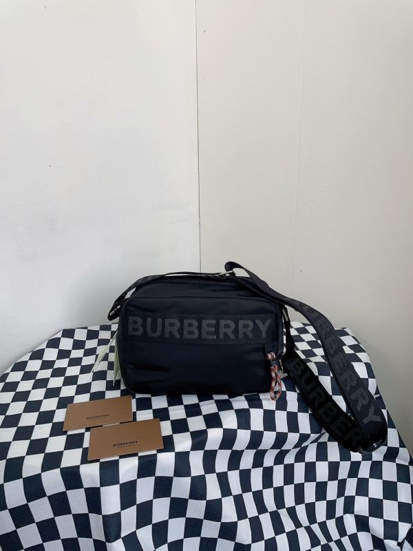 【12期0利率】【全新品】BURBERRY 雕刻字母帆布相機包【現金價20900】 