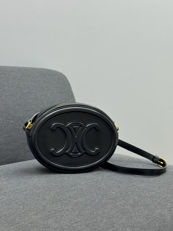 【95成新】CELINE CUIR TRIOMPHE OVAL 皮革大月餅包 