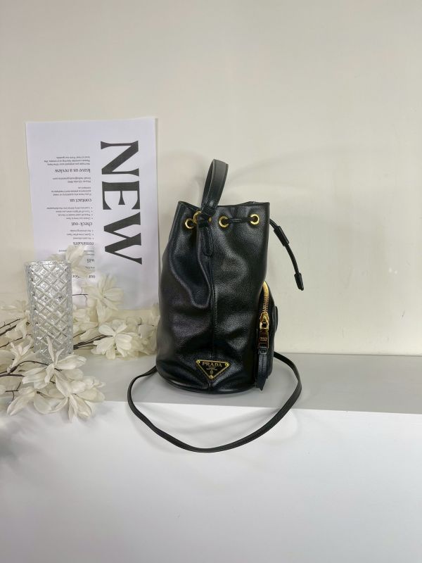 【分期0利率】PRADA 皮革水桶包【未使用閒置品】 