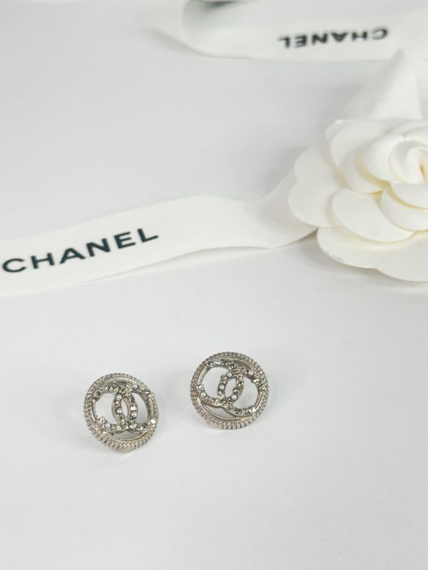 【未使用閒置品】CHANEL 麻花鏤空雙C珍珠鑲鑽耳針 