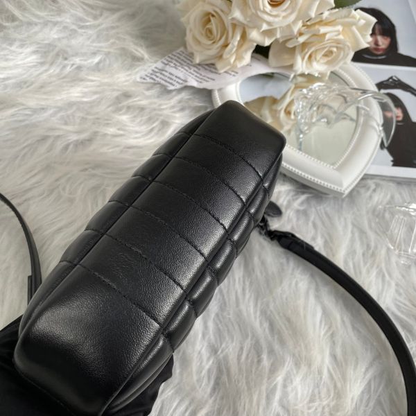 【95成新】【12期0利率】BURBERRY Lola 羊皮縫線迷你斜背相機包黑 / 黑 