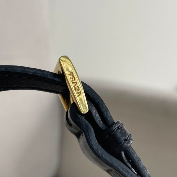 【12期0利率】PRADA 浮雕LOGO防刮拼接斜背包【95成新】 