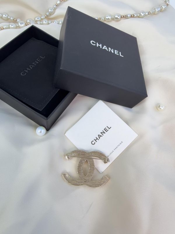 【全新品】CHANEL 25SS 麥穗樹葉浮雕雙C胸針 