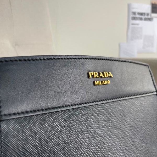 【12期0利率】PRADA 浮雕LOGO防刮拼接斜背包【95成新】 