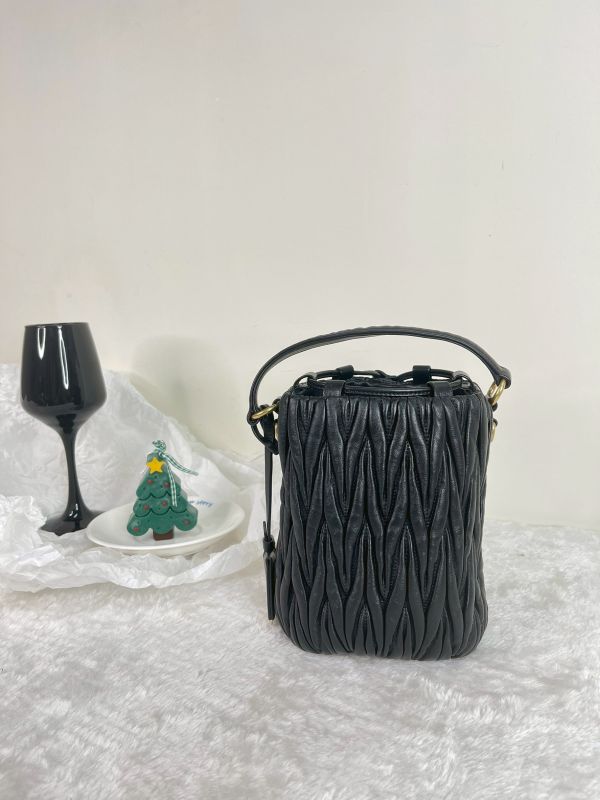 【未使用閒置品】MIUMIU Matelasse 納帕皺摺迷你抽繩水桶包 