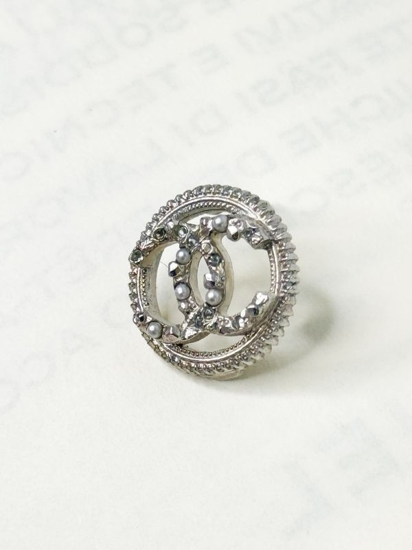 【未使用閒置品】CHANEL 麻花鏤空雙C珍珠鑲鑽耳針 