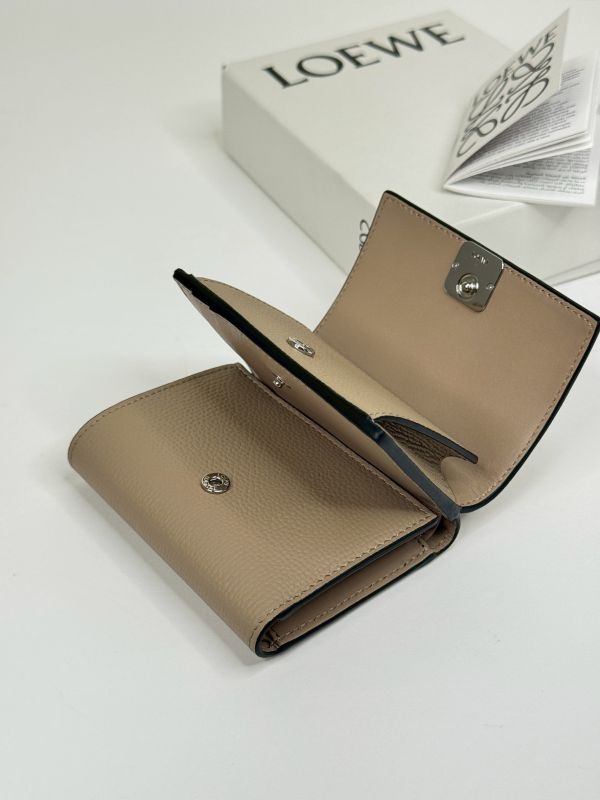 【分期0利率】LOEWE Anagram 卵石紋小牛皮三折錢包【全新品】 