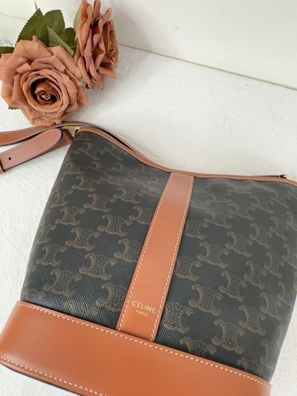 【12期0利率】CELINE TRIOMPHE老花小號水桶包【23年3月羅馬購證】【99成新】 