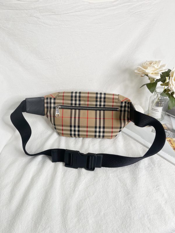 【分期0利率】BURBERRY Vintage格紋拉鍊胸包 【99成新】 
