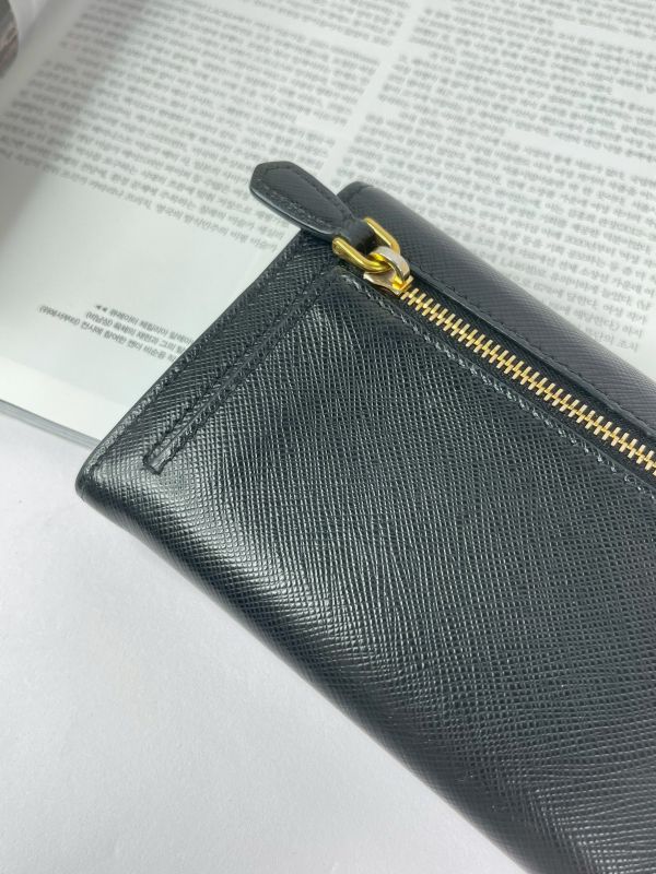 【分期0利率】PRADA 浮雕LOGO 防刮信封長夾【85成新】 