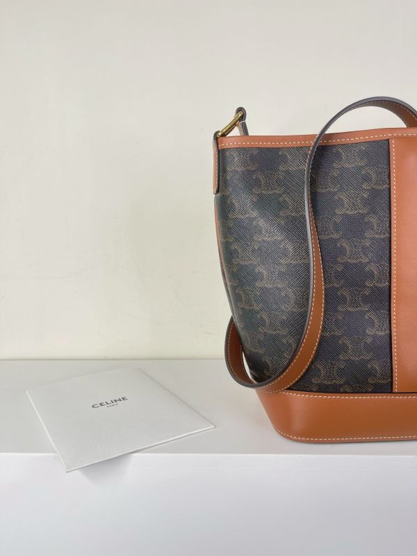 【分期0利率】CELINE TRIOMPHE老花小號水桶包【95成新】 
