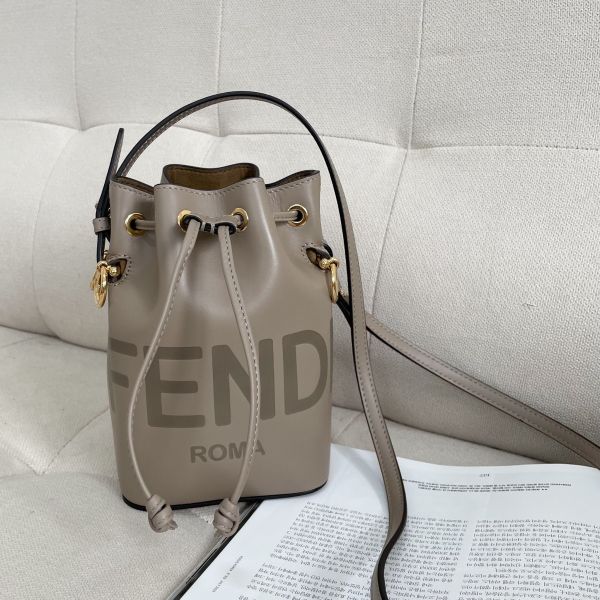 【24期0利率】【全新品】FENDI Mon Tresor 奶茶灰色皮革迷你水桶包 