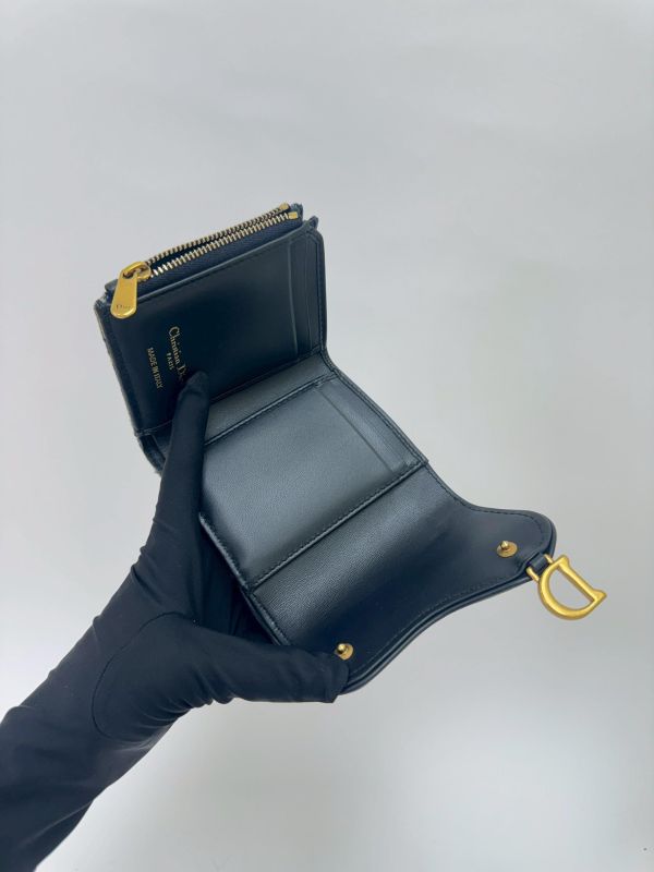【9成新】Dior Saddle Lotus三折短夾 