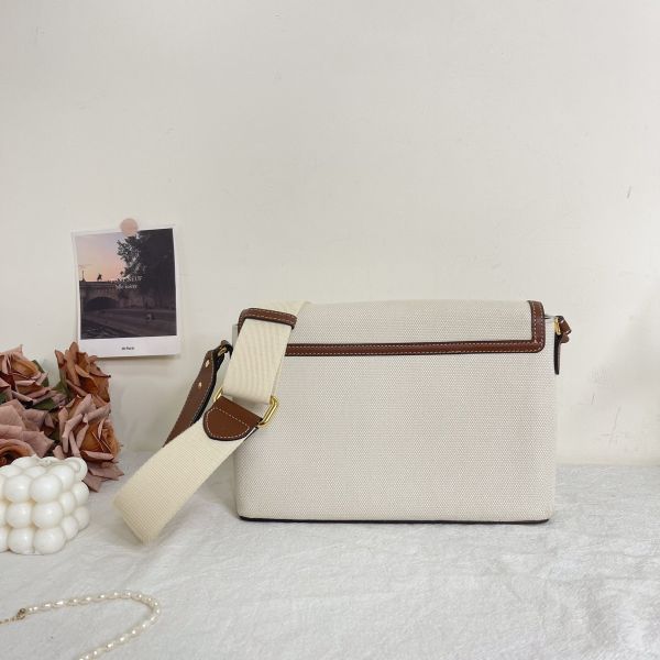 【12期0利率】BURBERRY HORSEFERRY 印花帆布斜背包【95成新】 