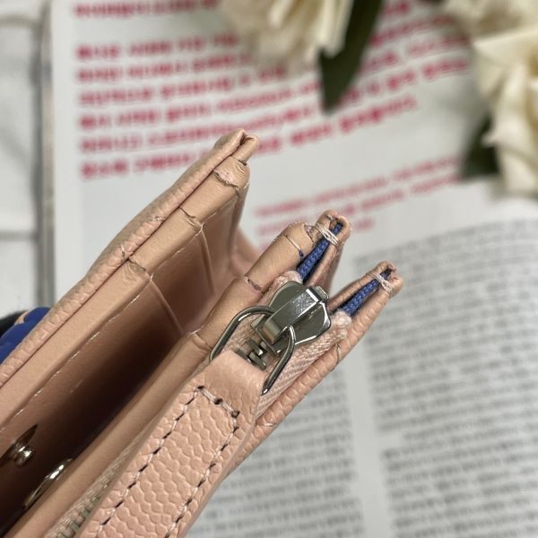 【99成新】【12 期 0 利率】Chanel 雕刻山茶花粉色對折短夾 牛皮 