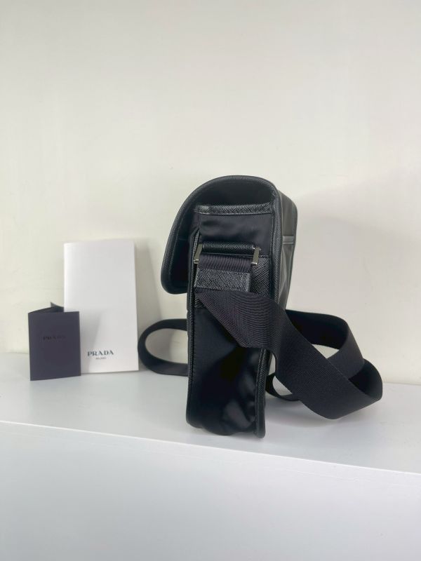 【分期0利率】PRADA 經典LOGO輕量尼龍翻蓋斜背包【全新品】 