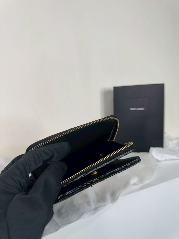 【分期0利率】YSL 魚子醬衍縫拉鍊對折 6 卡零錢袋短夾【未使用閒置品】 