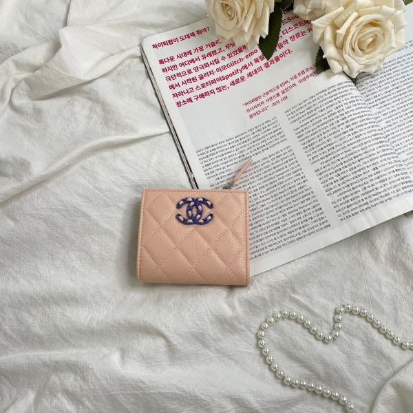 【99成新】【12 期 0 利率】Chanel 雕刻山茶花粉色對折短夾 牛皮 