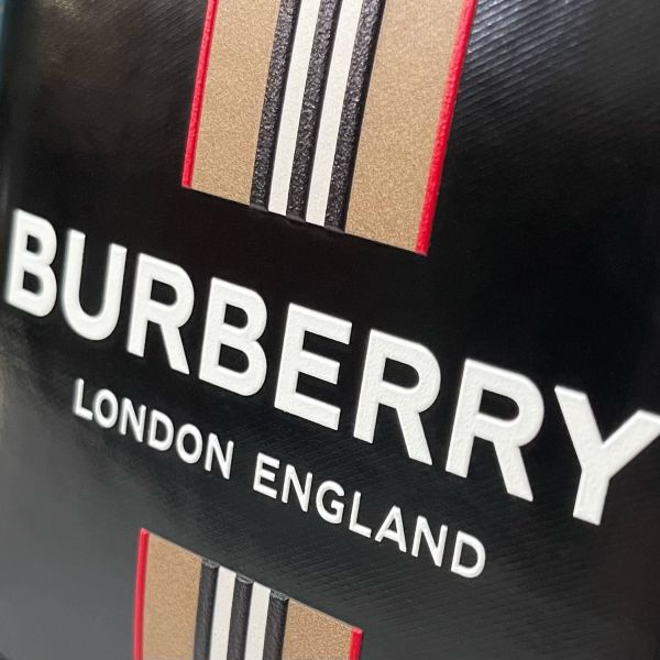 【12期0利率】【全新品】BURBERRY 漆皮條紋LOGO 8卡短夾 