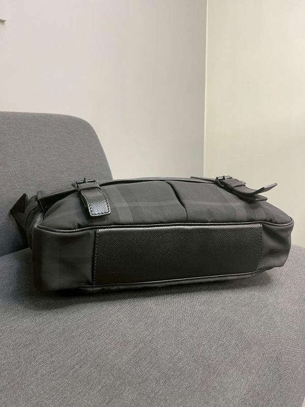 【分期0利率】BURBERRY 炭灰格紋郵差包 【99成新】 