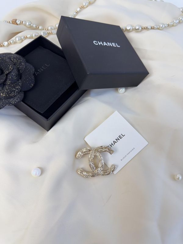 【全新品】CHANEL 25SS 麥穗樹葉浮雕雙C胸針 
