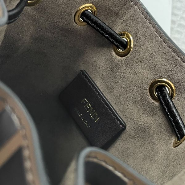 【9.9成新】【12期0利率】 FENDI Mon Tresor迷你水桶包 咖老花 