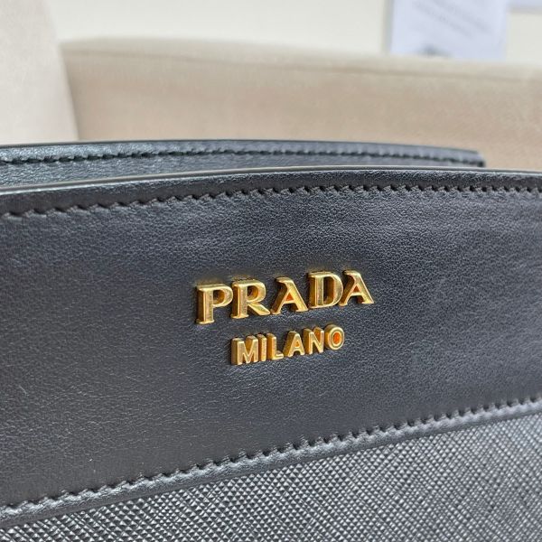 【12期0利率】PRADA 浮雕LOGO防刮拼接斜背包【95成新】 