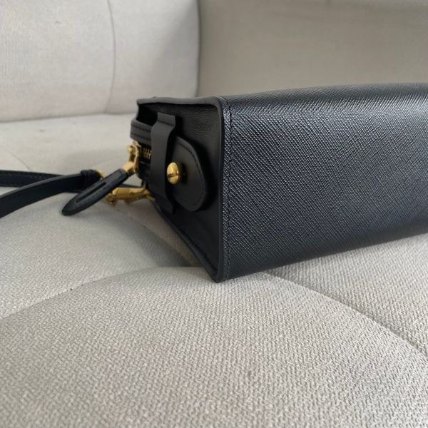【12期0利率】PRADA 浮雕LOGO防刮拼接斜背包【95成新】 