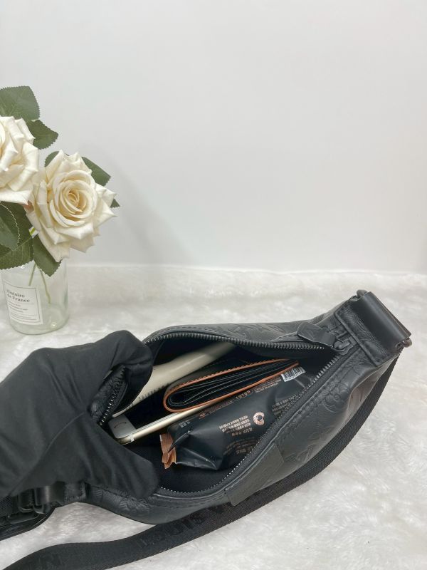 【分期0利率】LV  HAMAC BAG 黑壓紋胸包【95成新】 